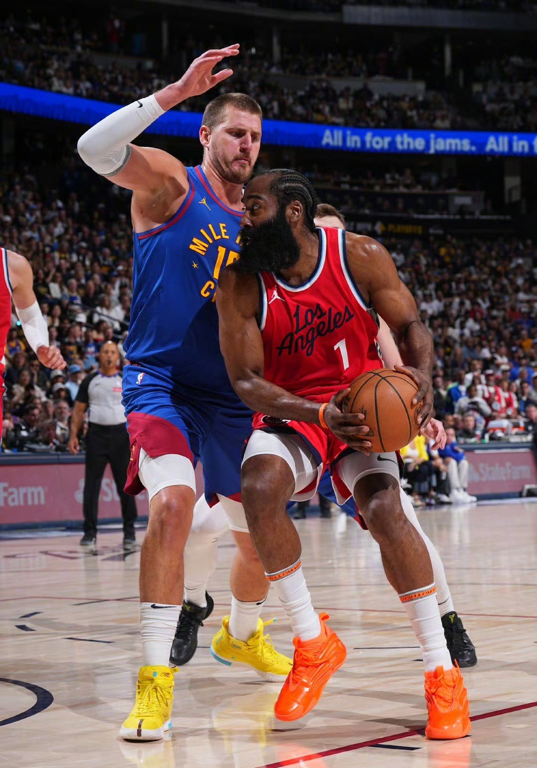 掘金不断突破！，德布劳内连续十场比赛得分超过险胜比赛高潮迭起(金基德三部曲是哪三部)