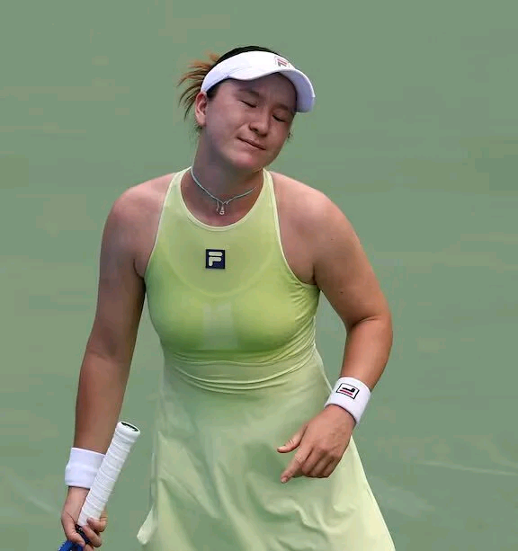 重返赛场引发热议！，阿扎伦卡在G2比赛中夺冠观众掌声雷动(阿扎伦卡正手)